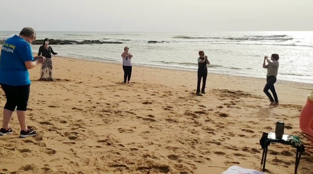 rire-intentionnel-rire-naturel-yoga-du-rire-rireoeclats-les-sables-dolonne-123liberetoi